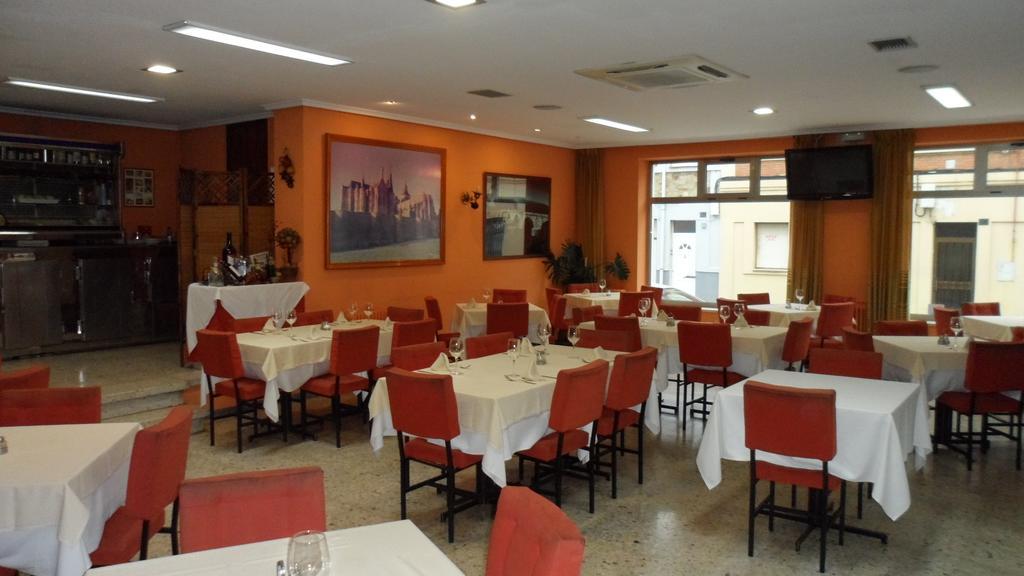 Hostal Coruna アストルガ エクステリア 写真