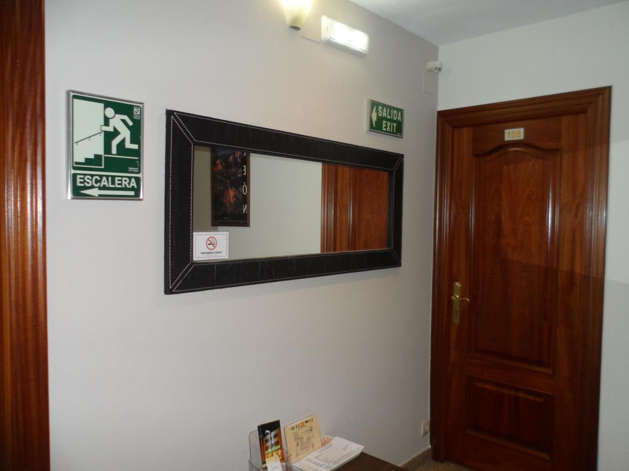 Hostal Coruna アストルガ エクステリア 写真